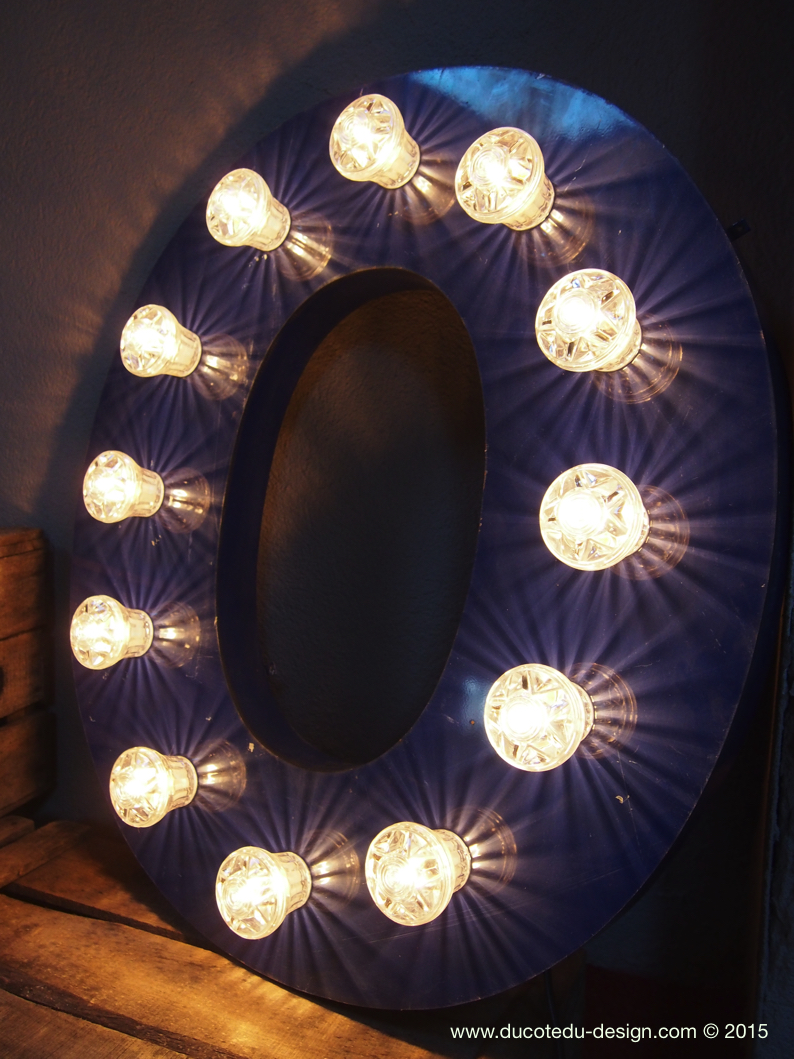 tres grande lettre E d'ancienne enseigne lumineuse façon fete foraine – Image 6