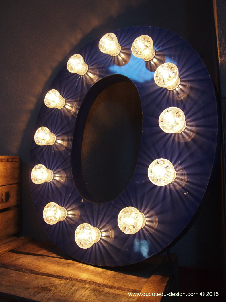 tres grande lettre E d'ancienne enseigne lumineuse façon fete foraine – Image 2