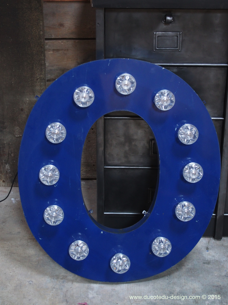 tres grande lettre E d'ancienne enseigne lumineuse façon fete foraine – Image 3