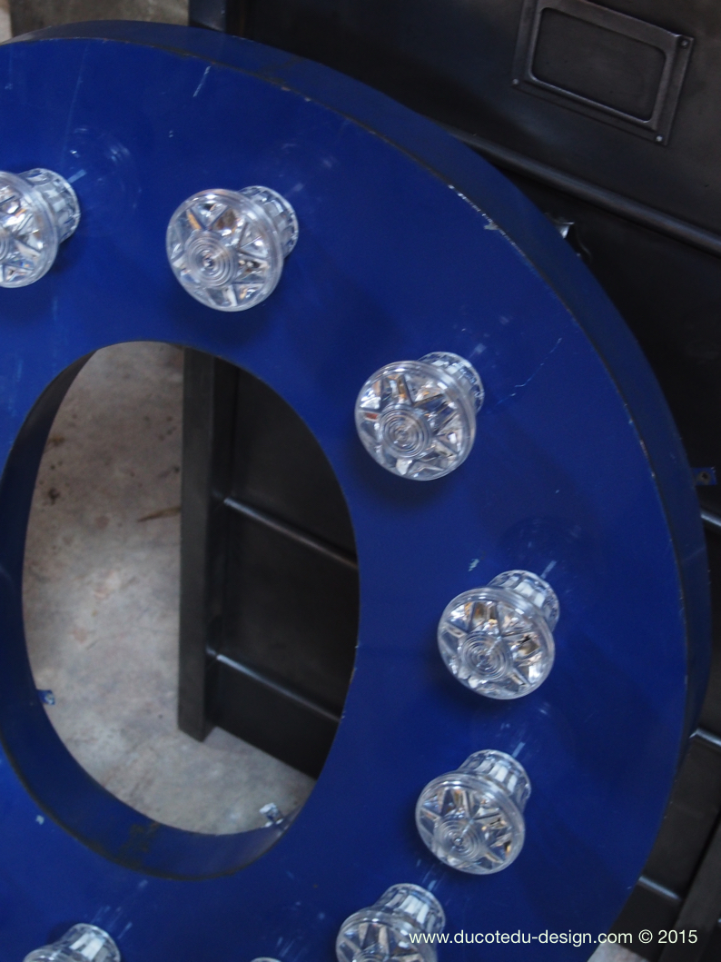 tres grande lettre E d'ancienne enseigne lumineuse façon fete foraine – Image 10