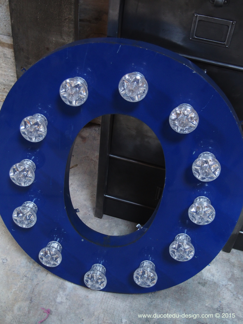 tres grande lettre E d'ancienne enseigne lumineuse façon fete foraine – Image 11