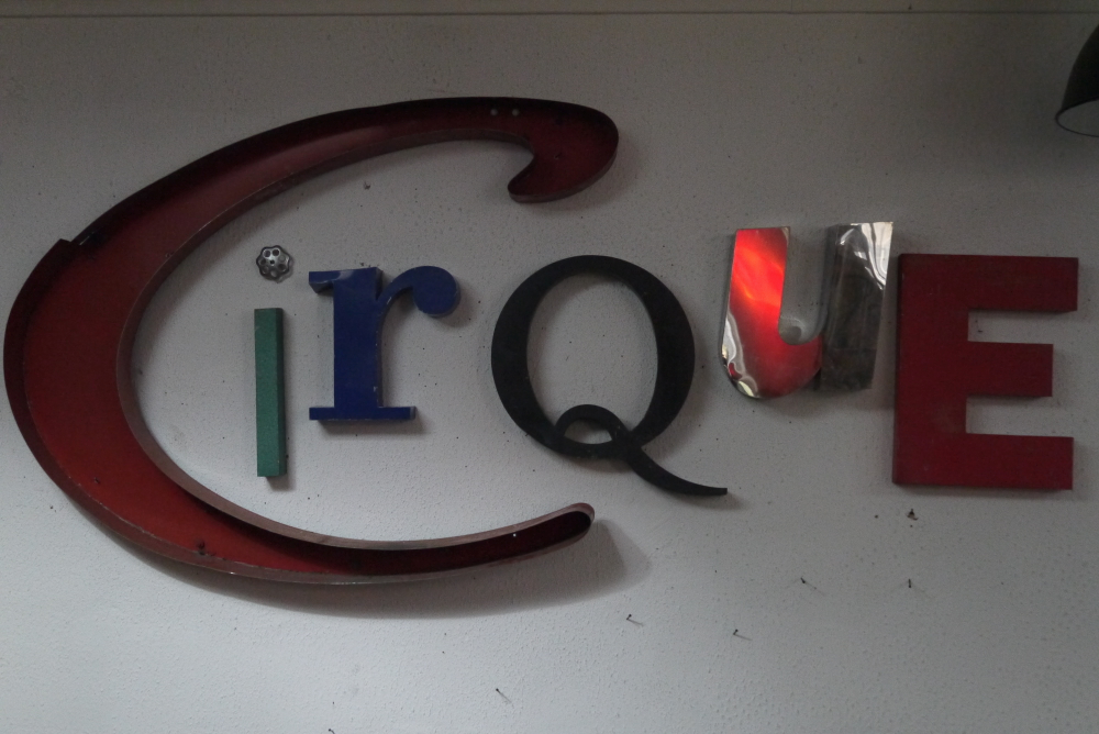 grand mot composé d'ancienne lettre enseigne CIRQUE – Image 3