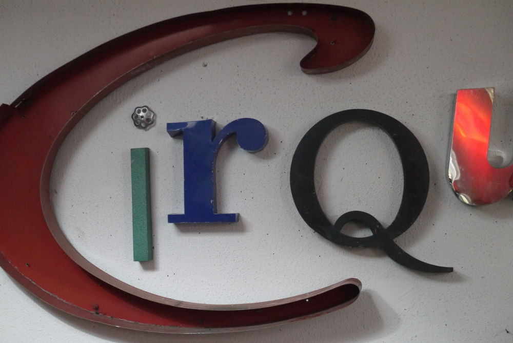 grand mot composé d'ancienne lettre enseigne CIRQUE – Image 5