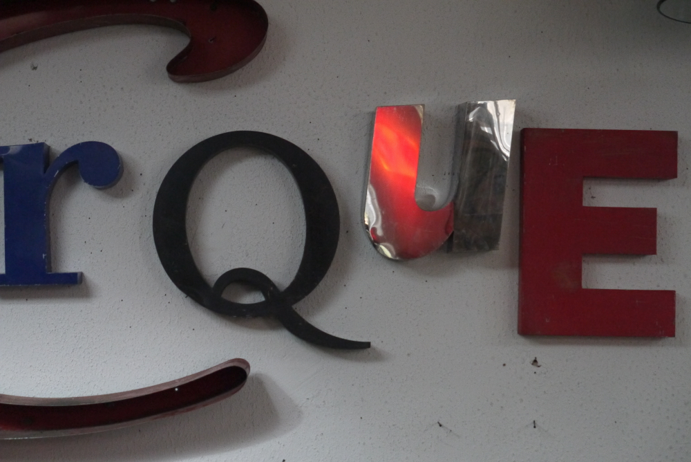 grand mot composé d'ancienne lettre enseigne CIRQUE – Image 6