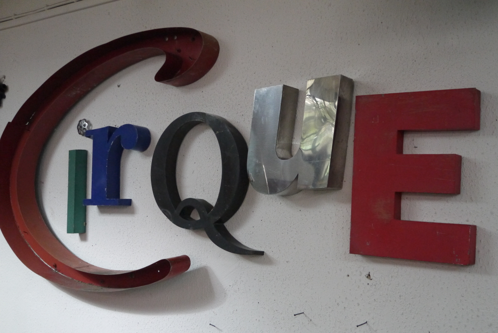 grand mot composé d'ancienne lettre enseigne CIRQUE – Image 2