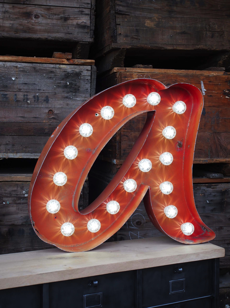 tres grande lettre a d'ancienne enseigne lumineuse façon fete foraine – Image 2