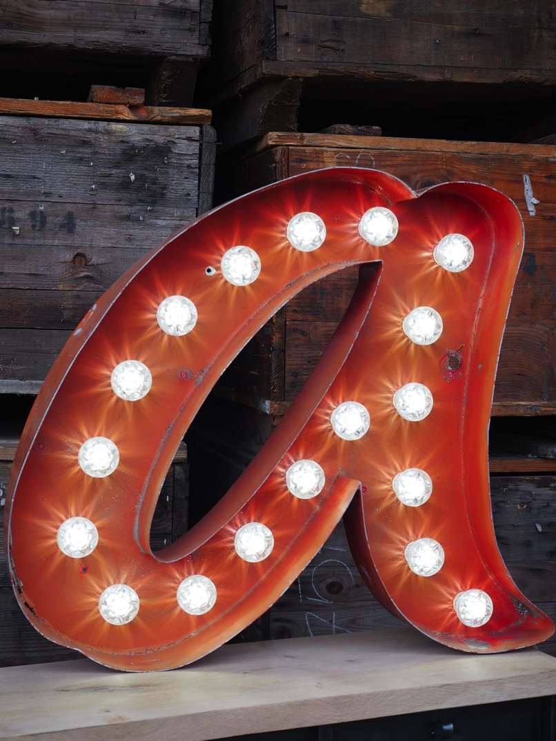 tres grande lettre a d'ancienne enseigne lumineuse façon fete foraine – Image 3