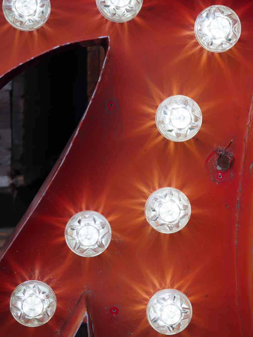 tres grande lettre a d'ancienne enseigne lumineuse façon fete foraine – Image 4