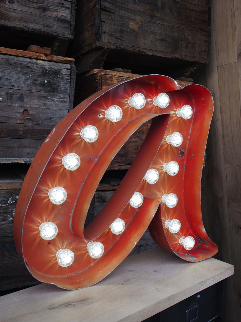 tres grande lettre a d'ancienne enseigne lumineuse façon fete foraine – Image 5