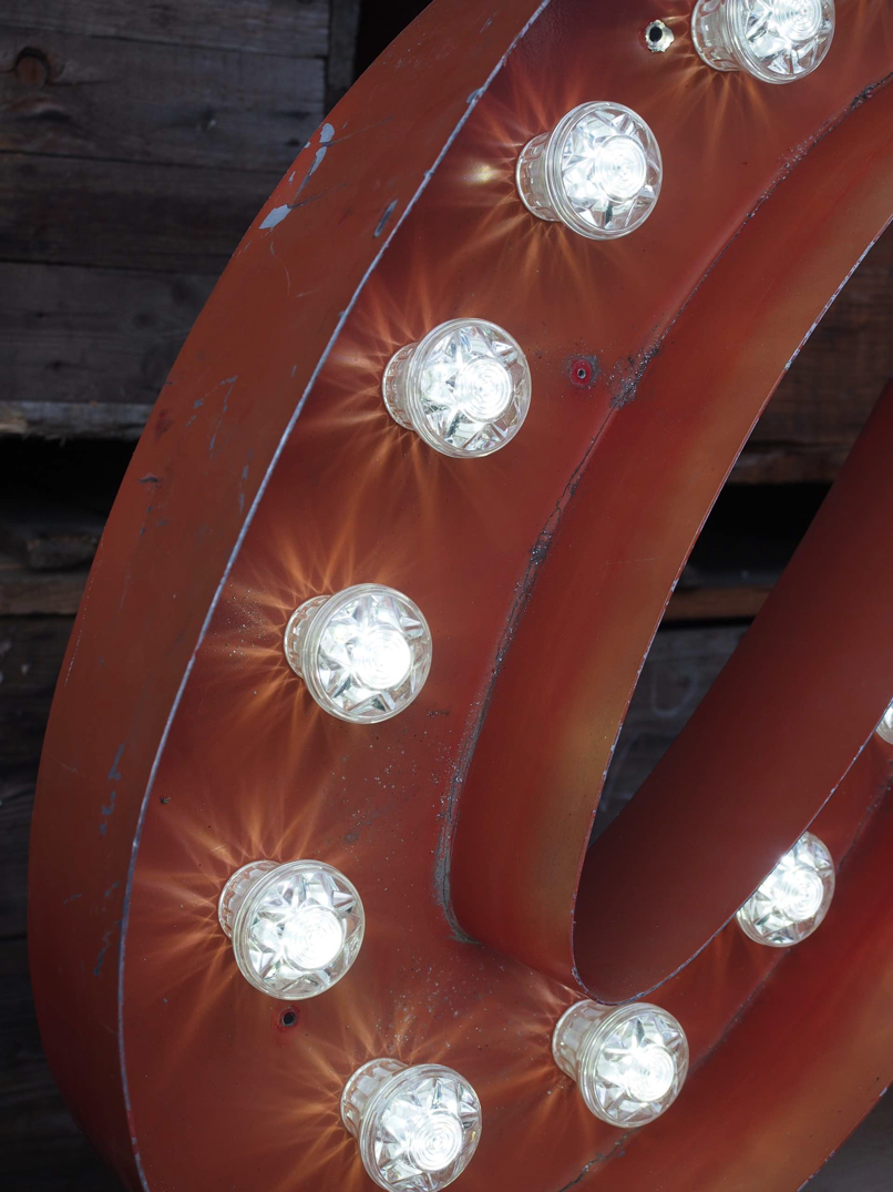 tres grande lettre a d'ancienne enseigne lumineuse façon fete foraine – Image 6