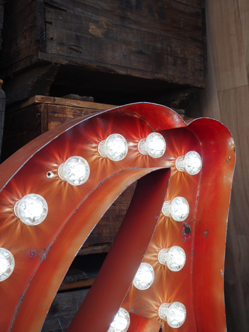 tres grande lettre a d'ancienne enseigne lumineuse façon fete foraine – Image 7