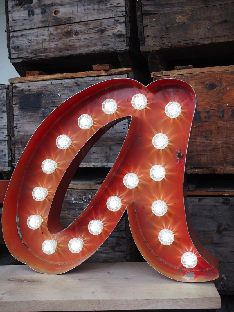 tres grande lettre a d'ancienne enseigne lumineuse façon fete foraine – Image 9