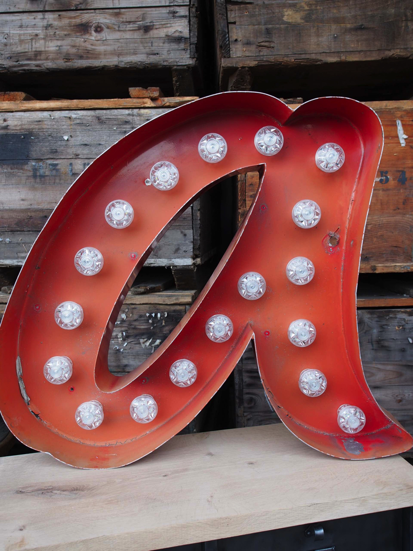 tres grande lettre a d'ancienne enseigne lumineuse façon fete foraine – Image 10