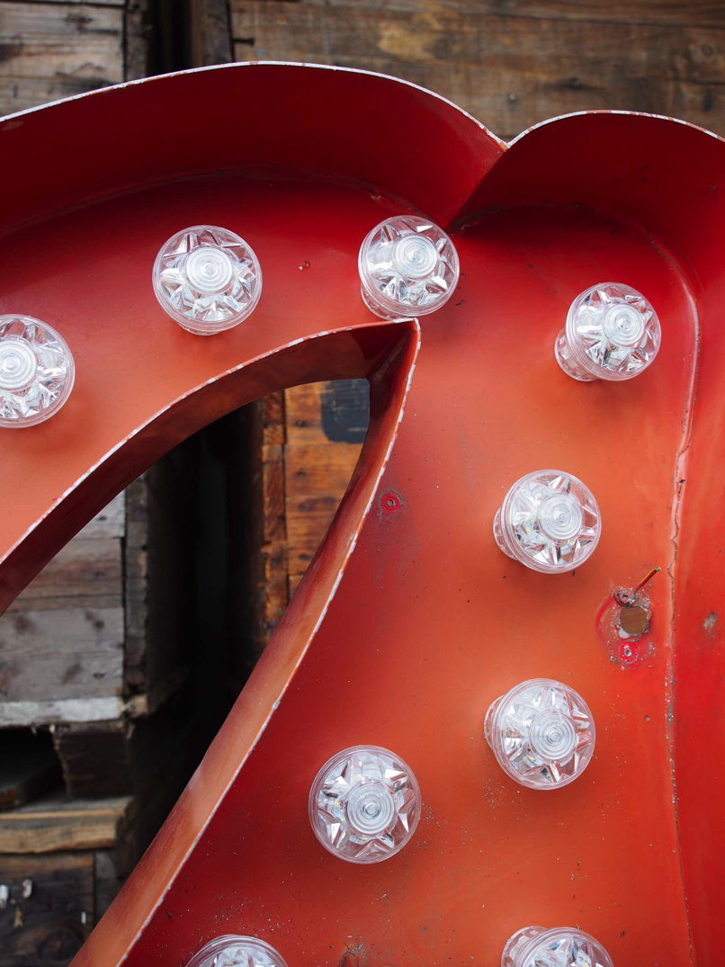 tres grande lettre a d'ancienne enseigne lumineuse façon fete foraine – Image 11