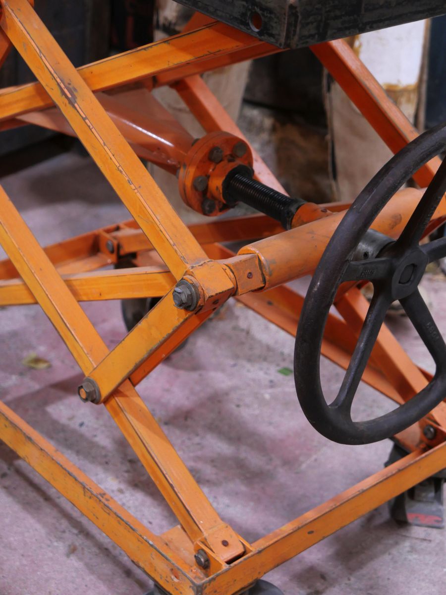 Ancienne table elevatrice d'atelier console ou table basse patine d'origine – Image 10