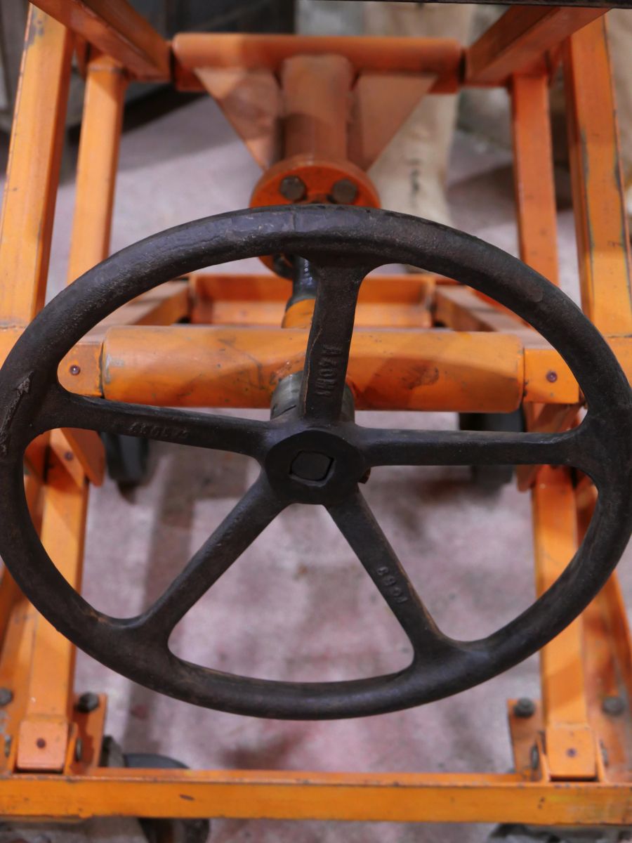 Ancienne table elevatrice d'atelier console ou table basse patine d'origine – Image 13