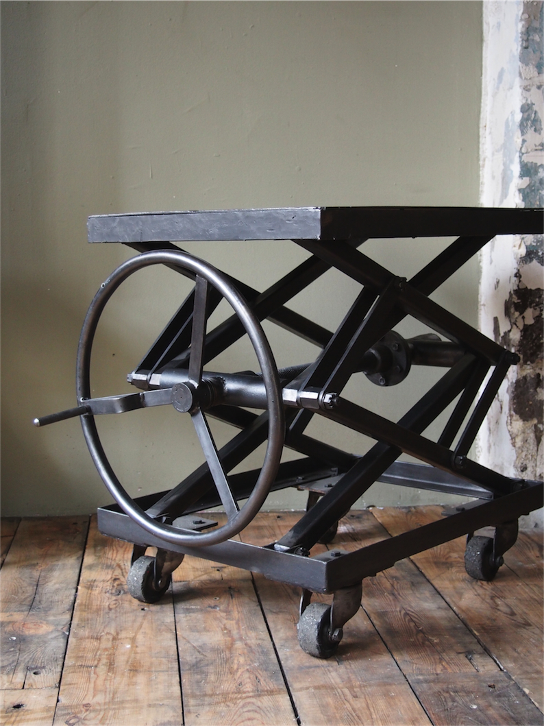 Ancienne table elevatrice d'atelier console ou table basse – Image 3