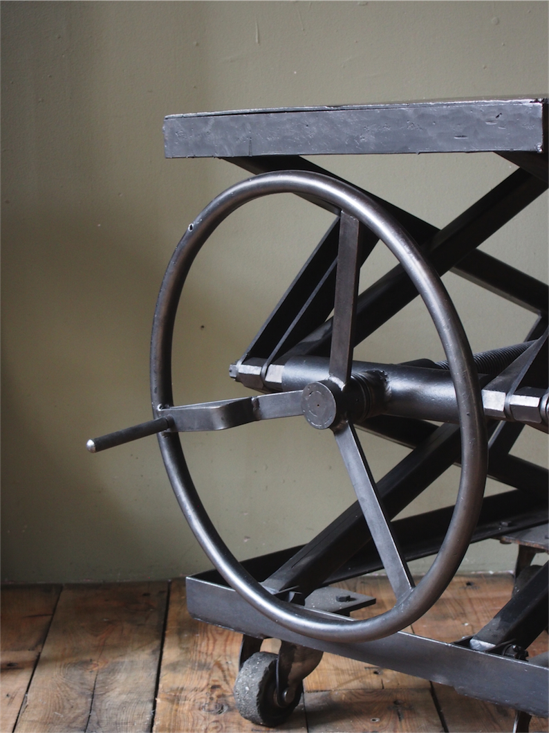 Ancienne table elevatrice d'atelier console ou table basse – Image 4