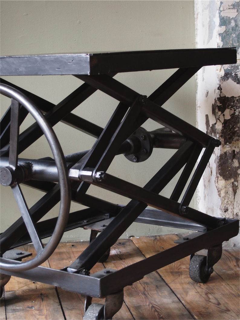Ancienne table elevatrice d'atelier console ou table basse – Image 5