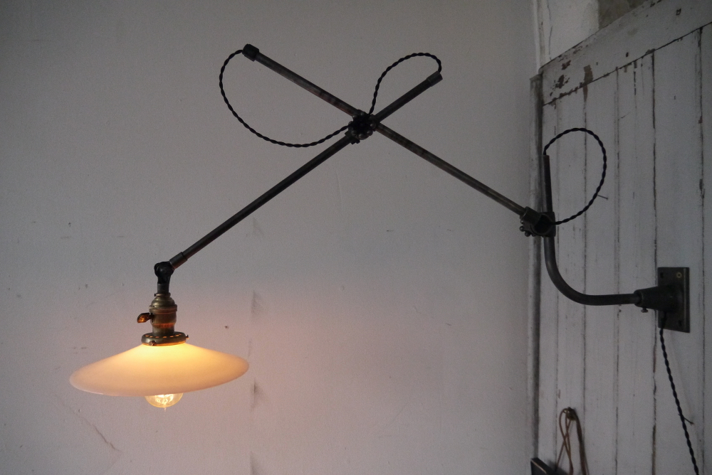 Rare Lampe applique O.C. White Industrielle opaline blanche la lampe de reference a new york dans les loft – Image 3