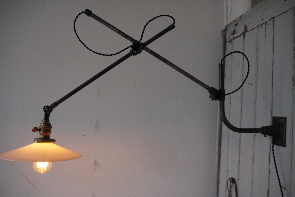 Rare Lampe applique O.C. White Industrielle opaline blanche la lampe de reference a new york dans les loft – Image 20
