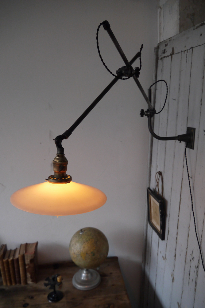 Rare Lampe applique O.C. White Industrielle opaline blanche la lampe de reference a new york dans les loft – Image 5