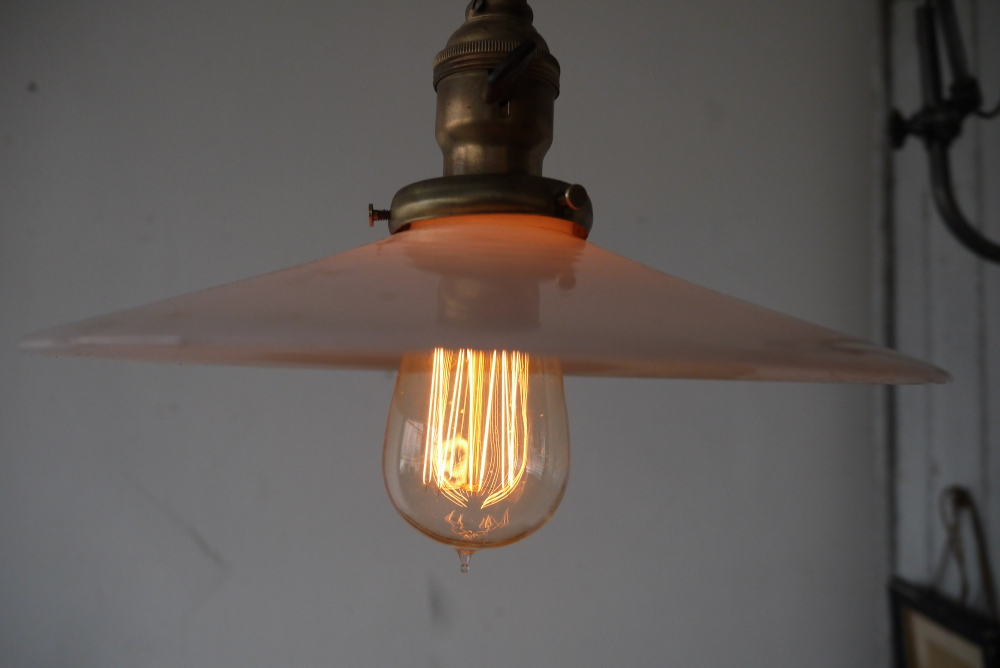 Rare Lampe applique O.C. White Industrielle opaline blanche la lampe de reference a new york dans les loft – Image 6