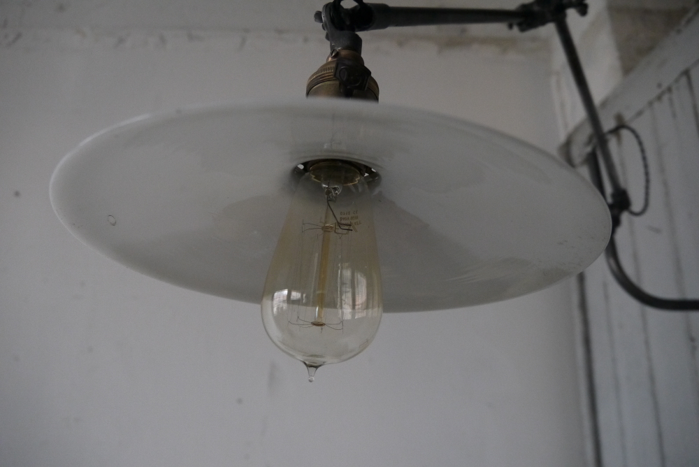 Rare Lampe applique O.C. White Industrielle opaline blanche la lampe de reference a new york dans les loft – Image 7