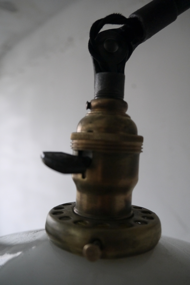 Rare Lampe applique O.C. White Industrielle opaline blanche la lampe de reference a new york dans les loft – Image 8