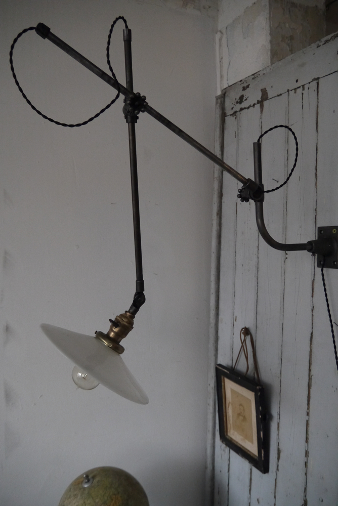 Rare Lampe applique O.C. White Industrielle opaline blanche la lampe de reference a new york dans les loft – Image 15