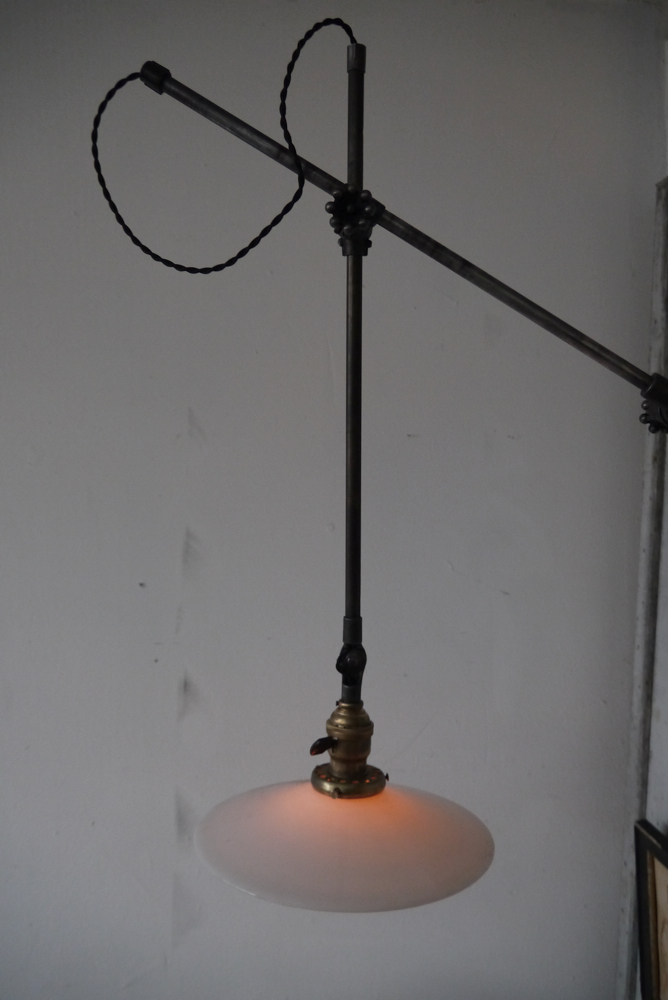Rare Lampe applique O.C. White Industrielle opaline blanche la lampe de reference a new york dans les loft – Image 16