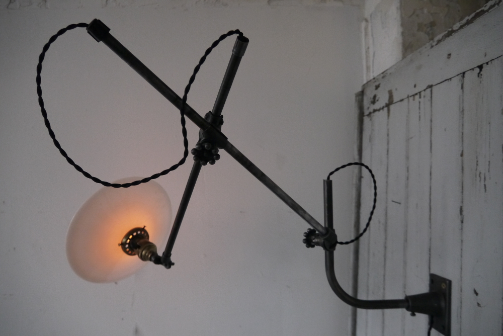 Rare Lampe applique O.C. White Industrielle opaline blanche la lampe de reference a new york dans les loft – Image 17
