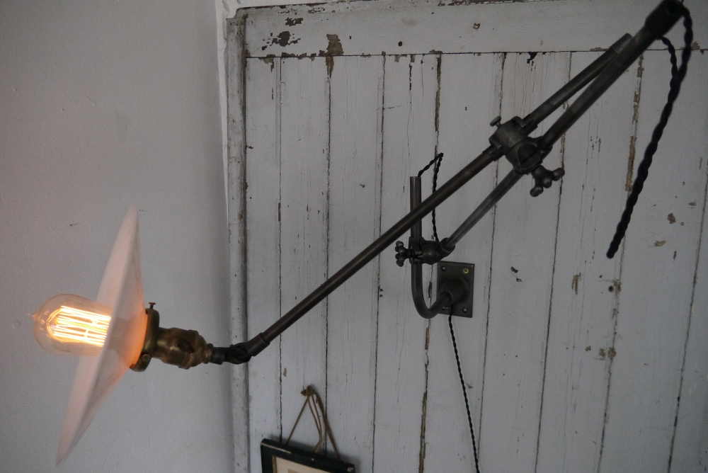 Rare Lampe applique O.C. White Industrielle opaline blanche la lampe de reference a new york dans les loft – Image 18