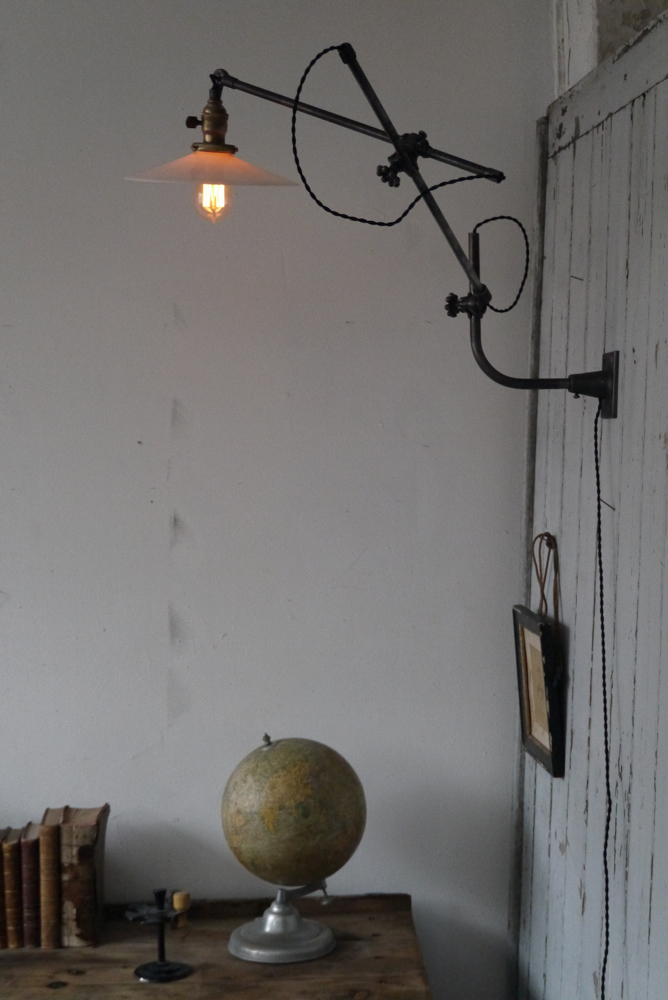 Rare Lampe applique O.C. White Industrielle opaline blanche la lampe de reference a new york dans les loft – Image 19