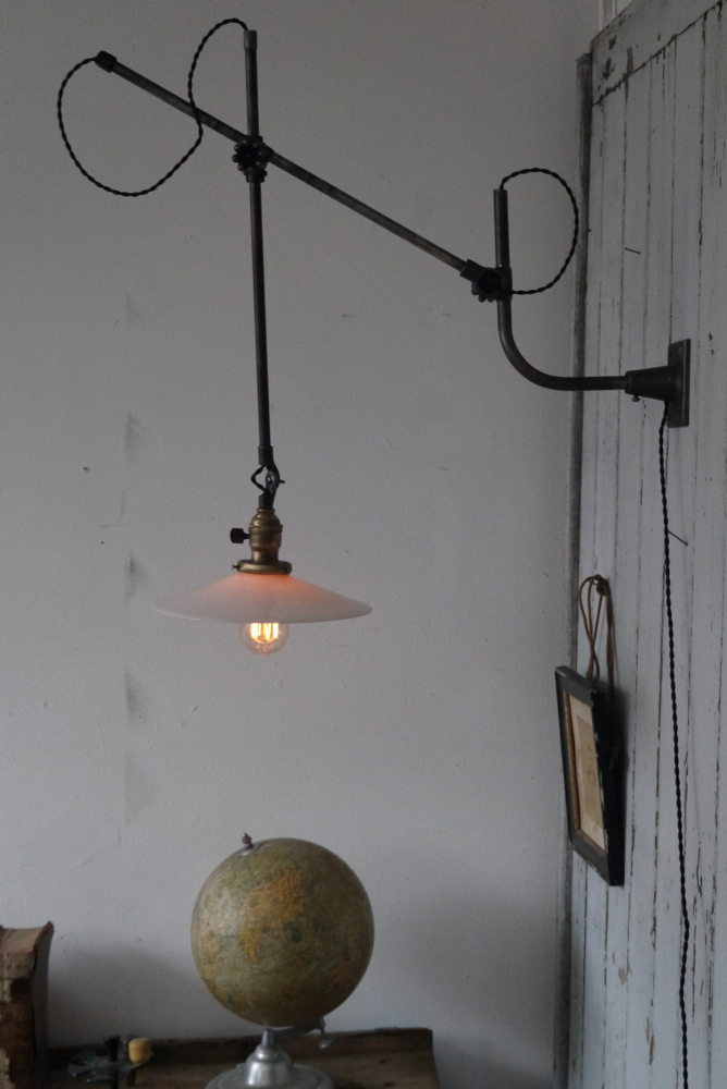Rare Lampe applique O.C. White Industrielle opaline blanche la lampe de reference a new york dans les loft – Image 4
