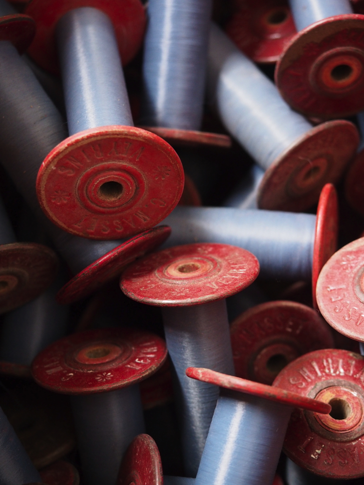 bobine filature rouge fil bleu stock vintage – Image 7