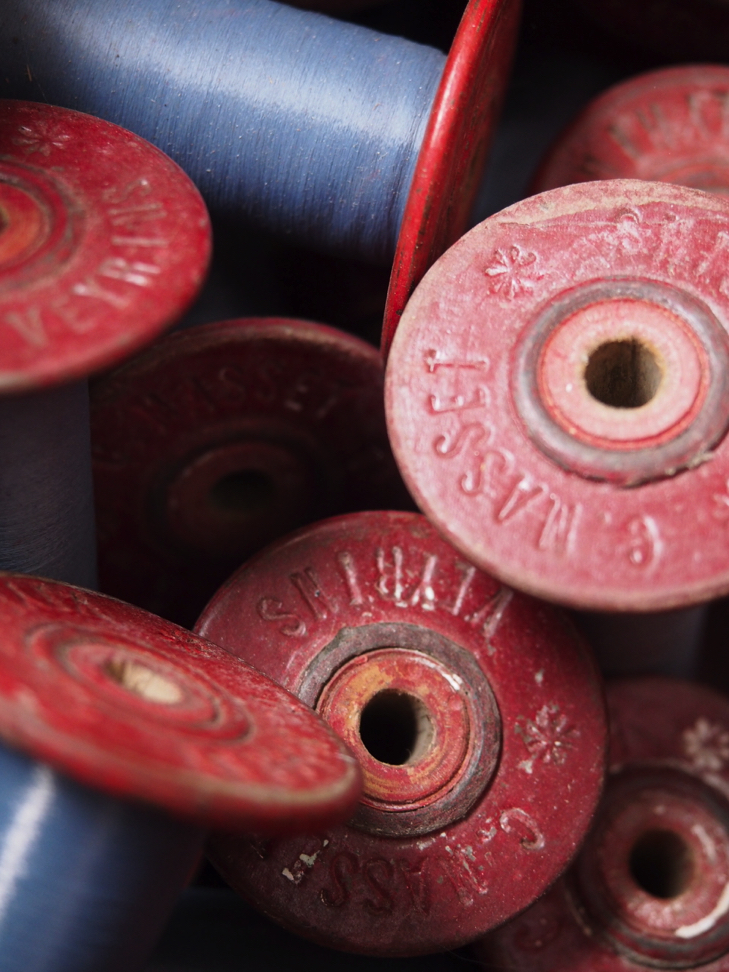 bobine filature rouge fil bleu stock vintage – Image 3