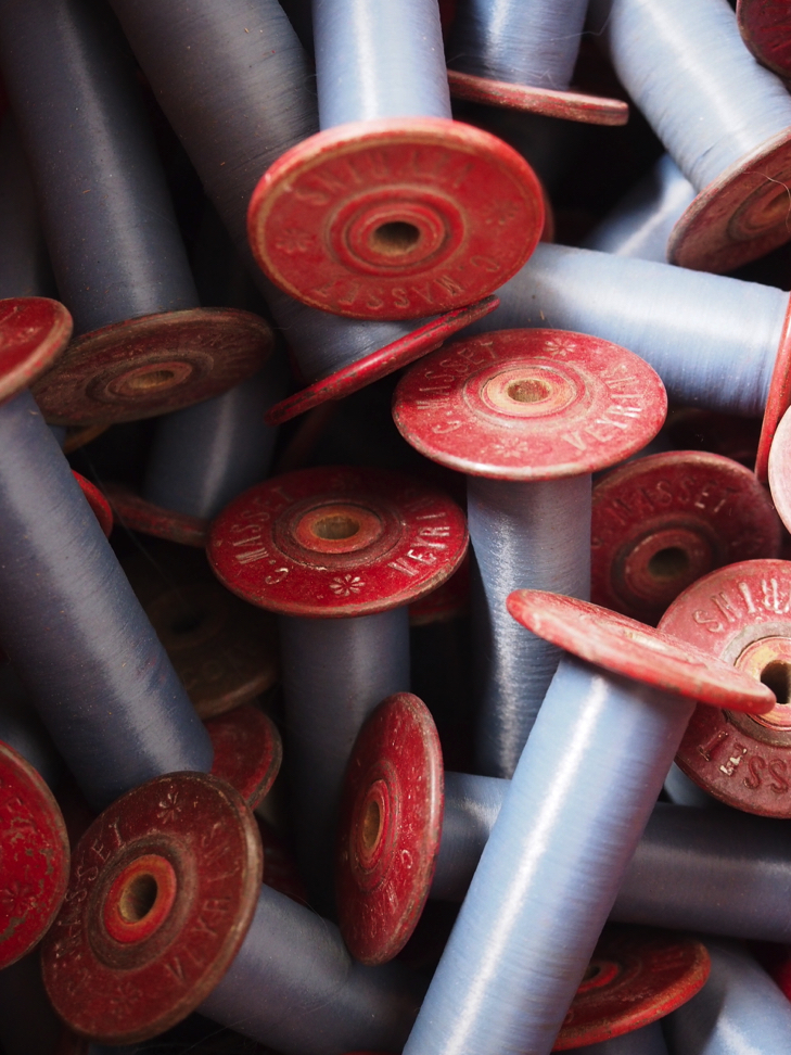 bobine filature rouge fil bleu stock vintage – Image 2