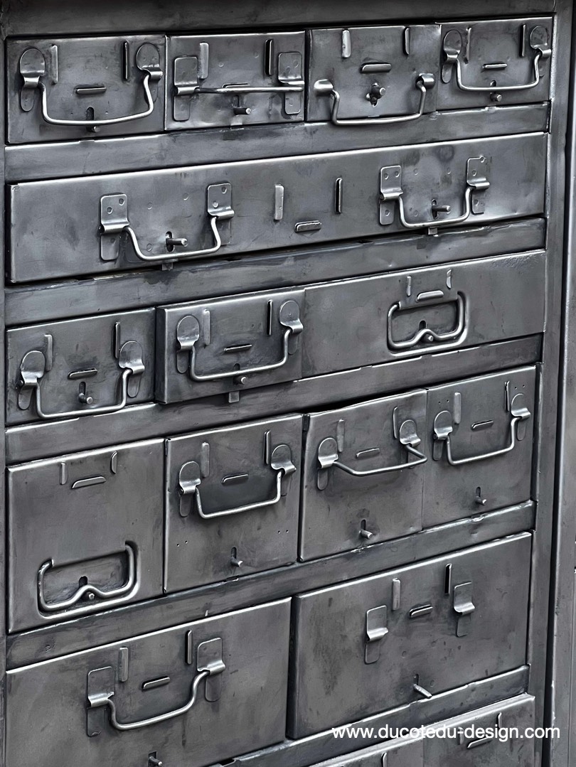 enfilade industrielle 6 compartiments 18 tiroirs atelier militaire plateau vieux chene massif – Image 10