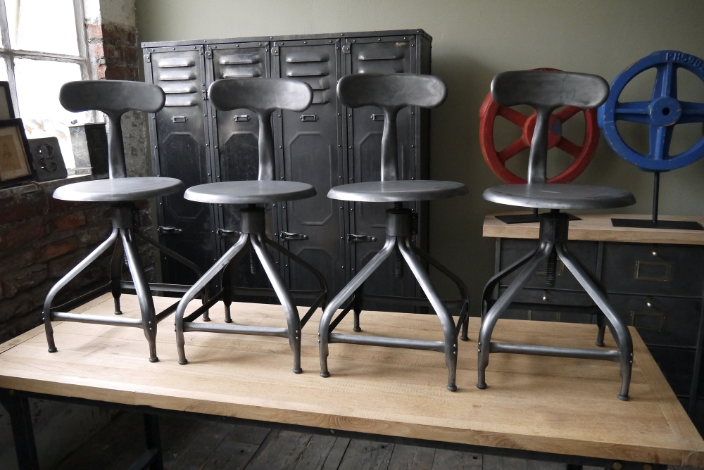 ancienne Chaise basse d atelier industrielle nicolle "" dit queu de baleine "" – Image 2