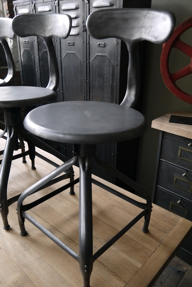 ancienne Chaise basse d atelier industrielle nicolle "" dit queu de baleine "" – Image 4