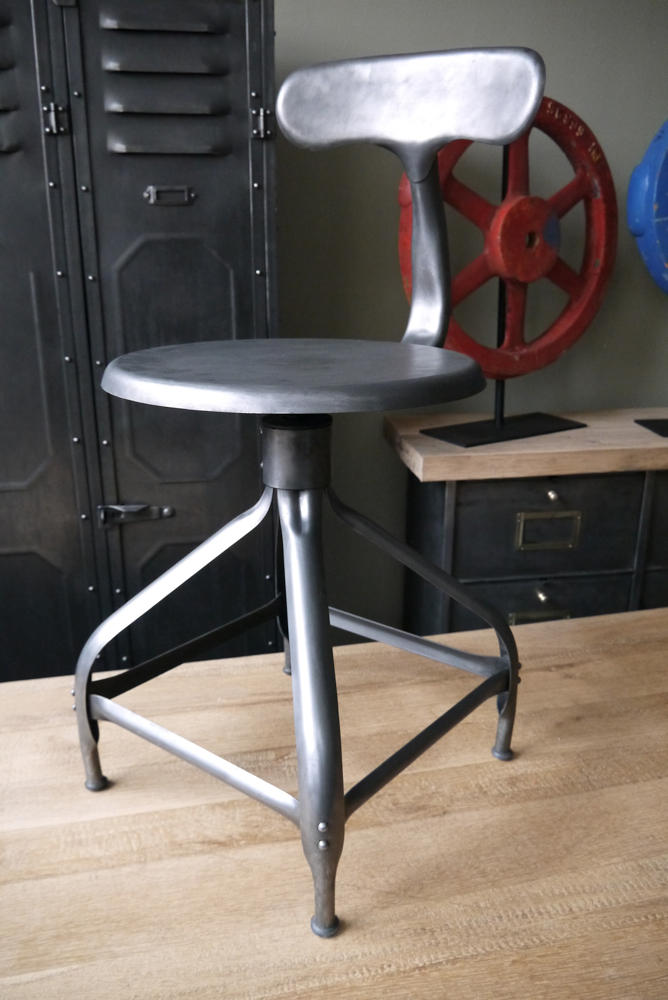 ancienne Chaise basse d atelier industrielle nicolle "" dit queu de baleine "" – Image 12