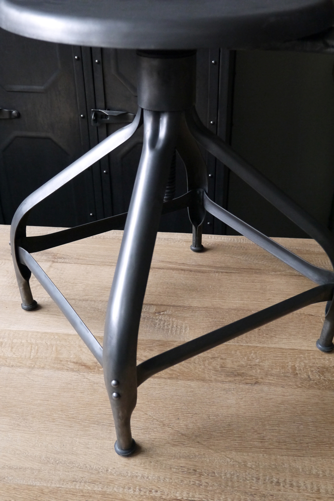 ancienne Chaise basse d atelier industrielle nicolle "" dit queu de baleine "" – Image 15
