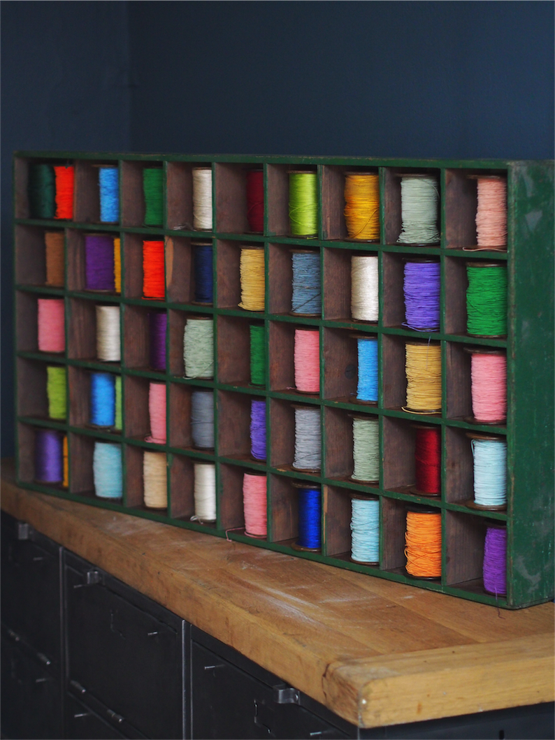 meuble metier en bois 45 casiers avec ancienne bobine – Image 2