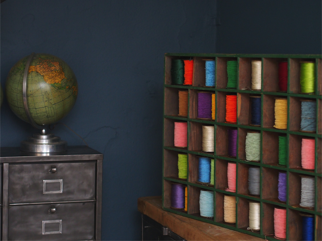 meuble metier en bois 45 casiers avec ancienne bobine – Image 18