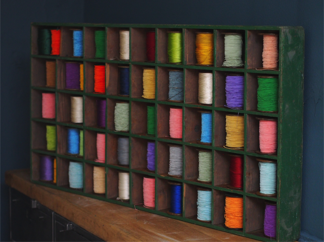 meuble metier en bois 45 casiers avec ancienne bobine – Image 4