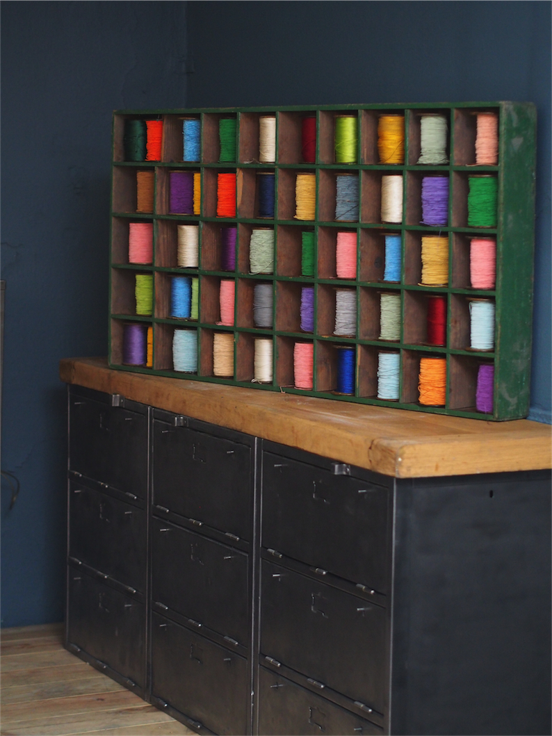 meuble metier en bois 45 casiers avec ancienne bobine – Image 3