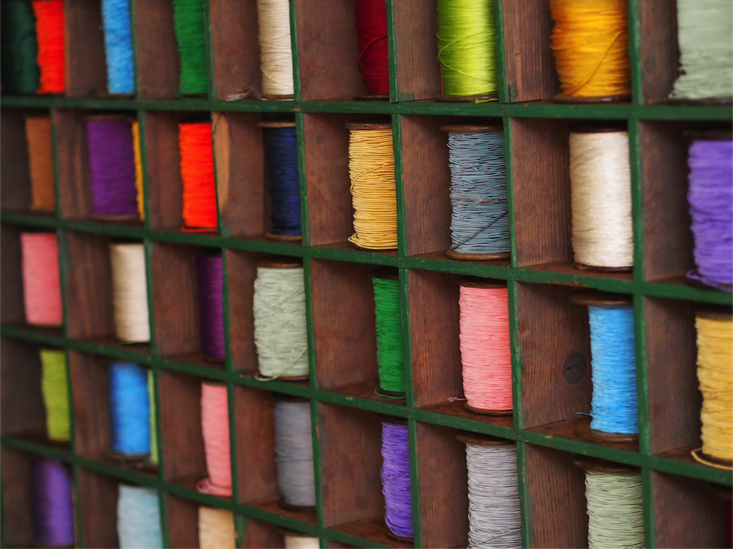 meuble metier en bois 45 casiers avec ancienne bobine – Image 5