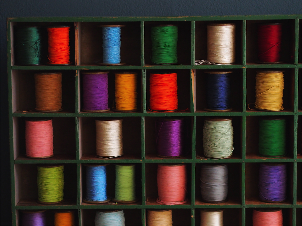 meuble metier en bois 45 casiers avec ancienne bobine – Image 6