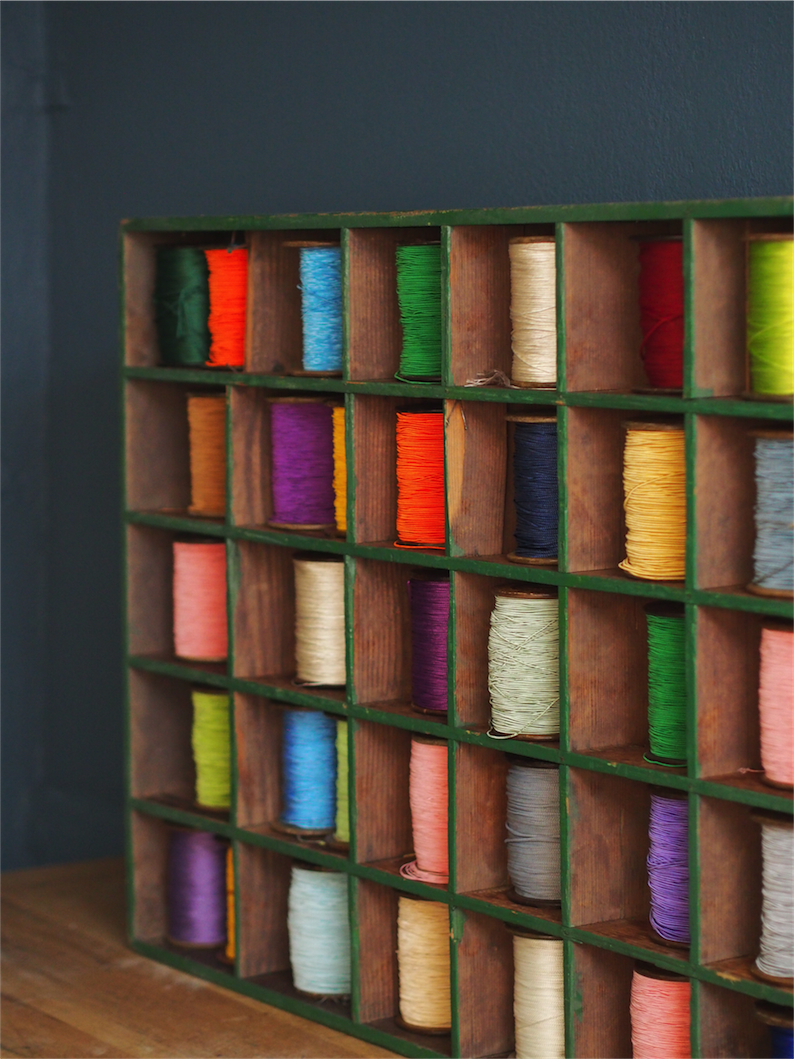 meuble metier en bois 45 casiers avec ancienne bobine – Image 7